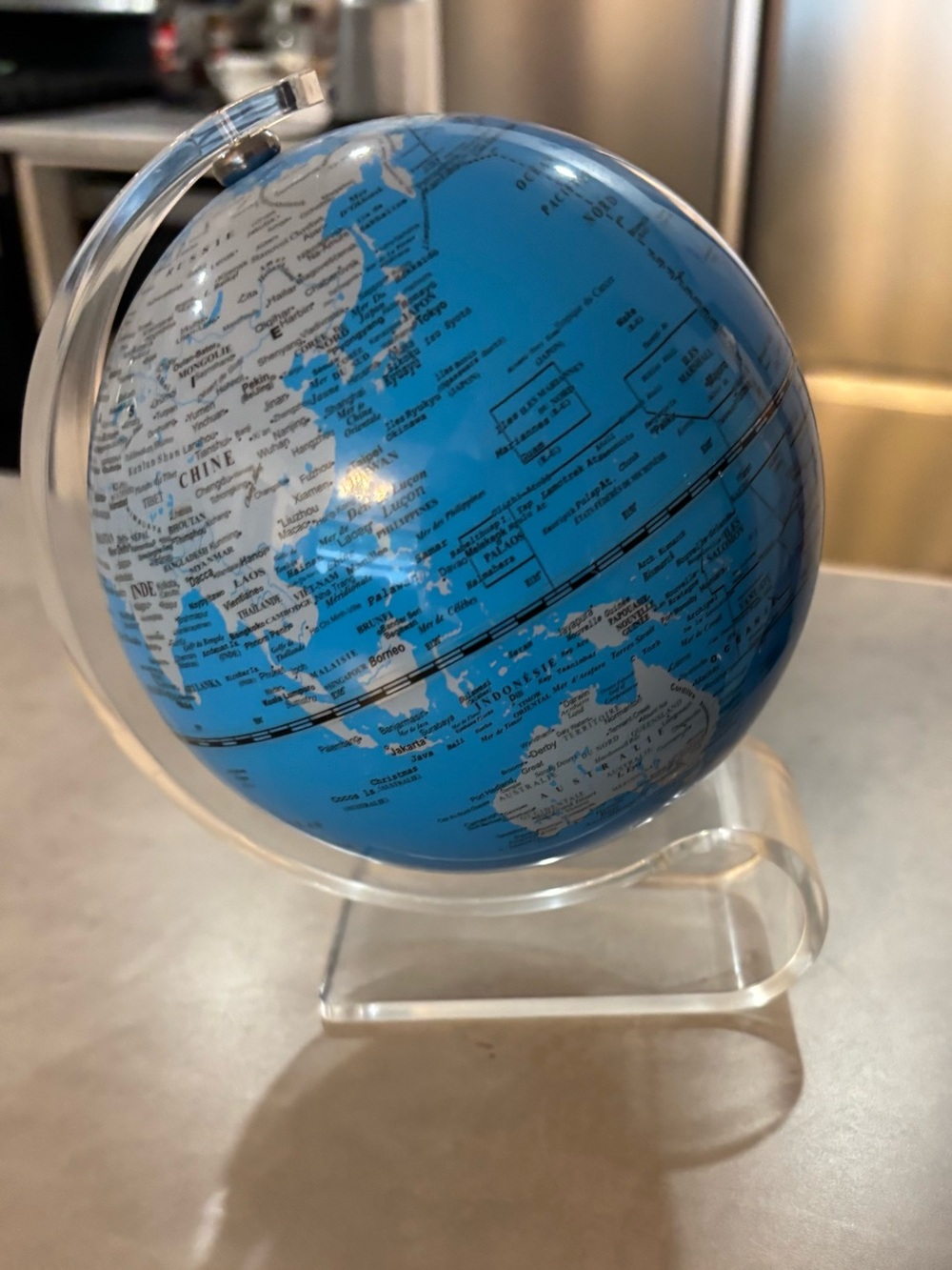 Blue Desk Globe with Acrylic Stand / Globe terrestre français